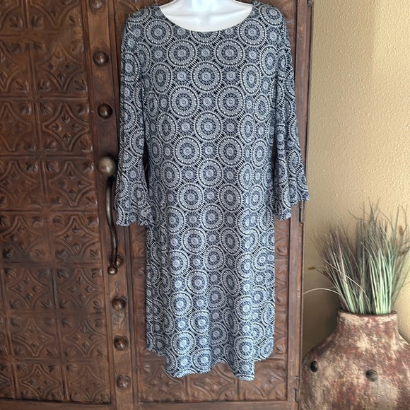 Flowy and comfortable flare sleeve Tommy Hilfiger dress; size 10 - Picture 1 of 6